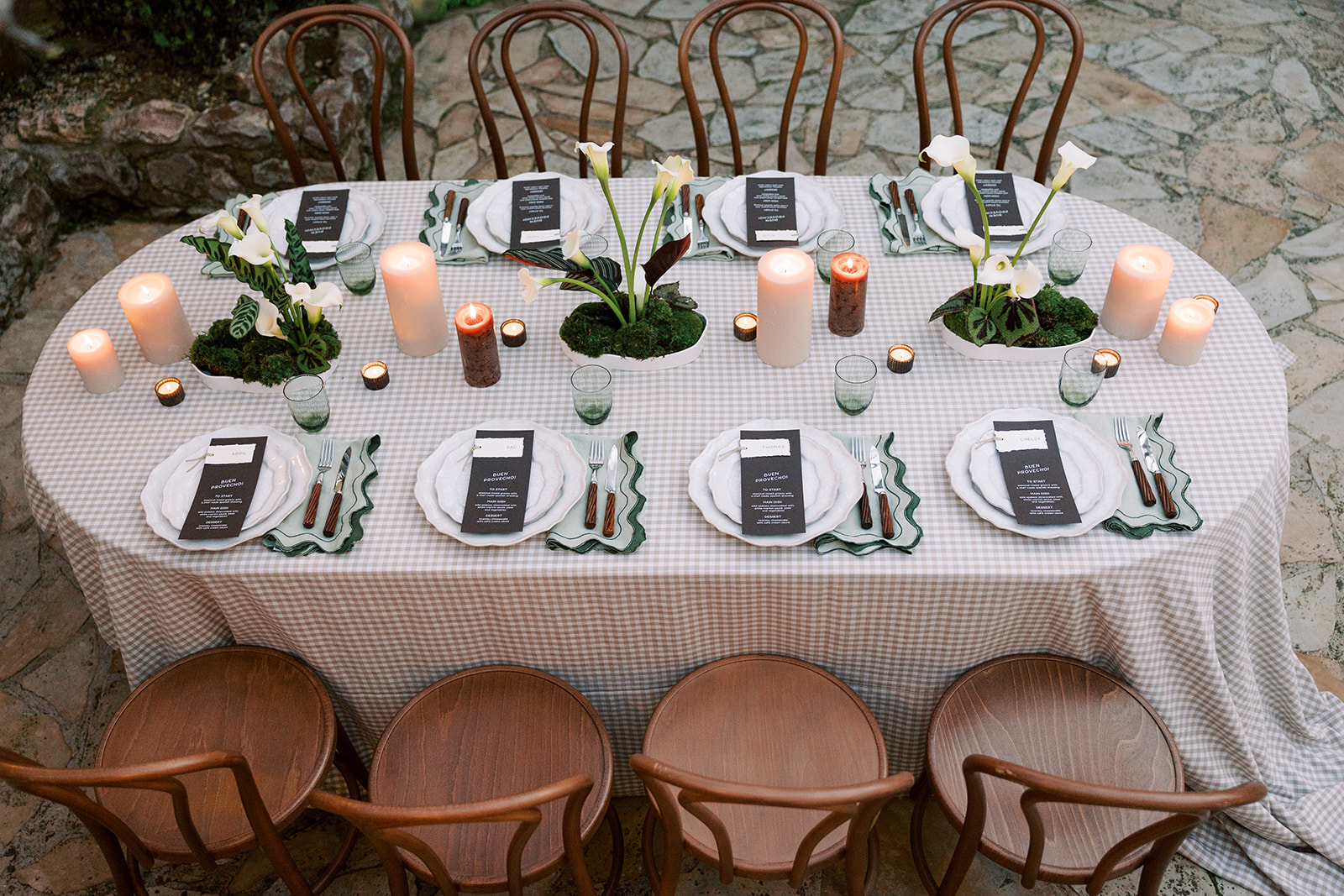 Mocha mousse wedding tablescape